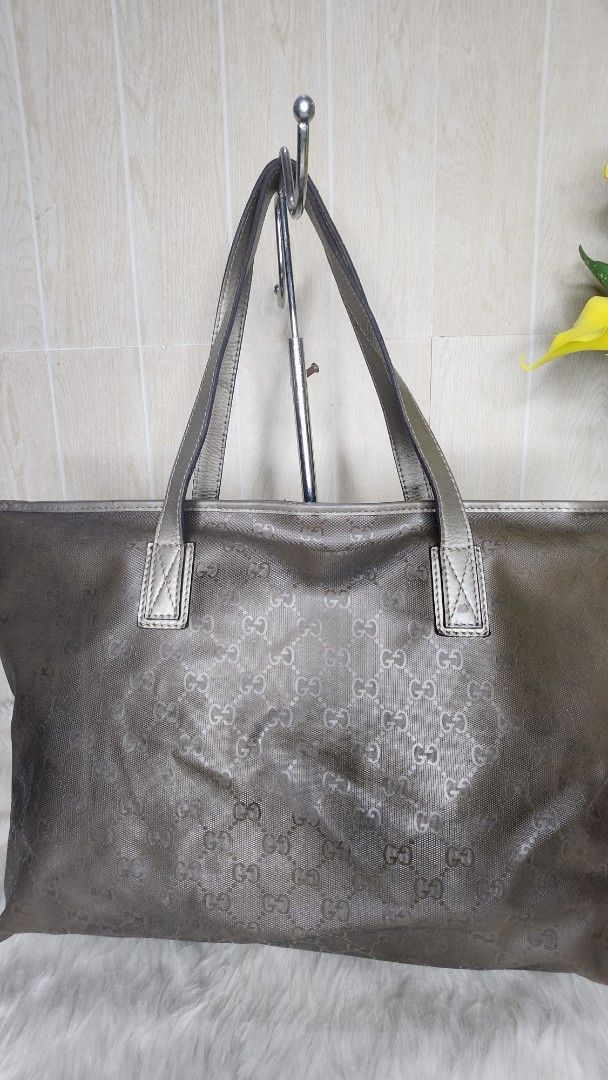 GG metallic tote bag (Category: Luxury Bags & Wallets) located in Cavite. Submitted by geturs (Listing ID 1433982201, Image 2). Description: .