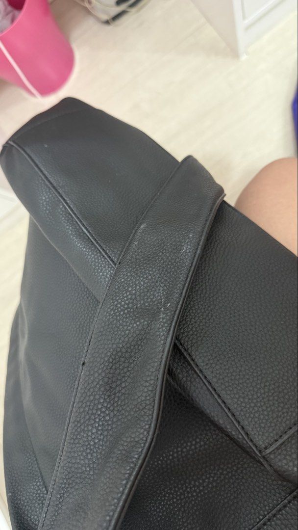 GU Black Shoulder Bag (Category: Shoulder Bags) located in Manila. Submitted by trixcatly (Listing ID 1431793211, Image 3). Description: - Black shoulder bag - Single strap - Textured material - Rectangular shape - Wide strap - Suitable for everyday use.