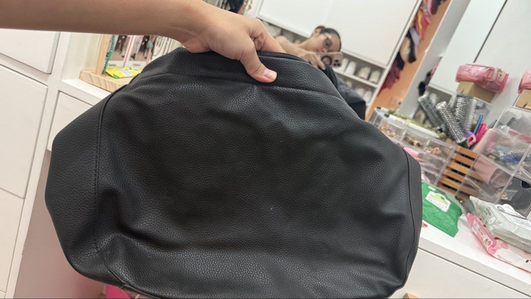 GU Black Shoulder Bag (Category: Shoulder Bags) located in Manila. Submitted by trixcatly (Listing ID 1431793211, Image 2). Description: - Black shoulder bag - Single strap - Textured material - Rectangular shape - Wide strap - Suitable for everyday use.