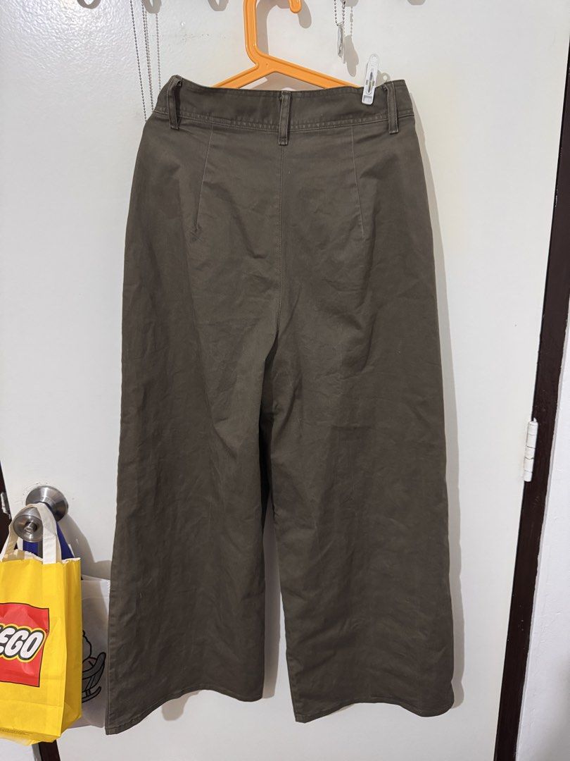 GU Wide Leg Pants with Belt (Category: Other Bottoms) located in Taguig. Submitted by gpbacs_ (Listing ID 1434037291, Image 2). Description: - GU wide-leg pants - Includes matching belt - Size S - Color: Muted olive green - Material: Cotton-spandex blend - Comfortable fit - Classic design - Versatile for various occasions Hello, Help me declutter! RFS: Malaki na po sakin dahil pumayat me Location: Taguig City MOP: BPI & GCash Mode of Delivery: J&