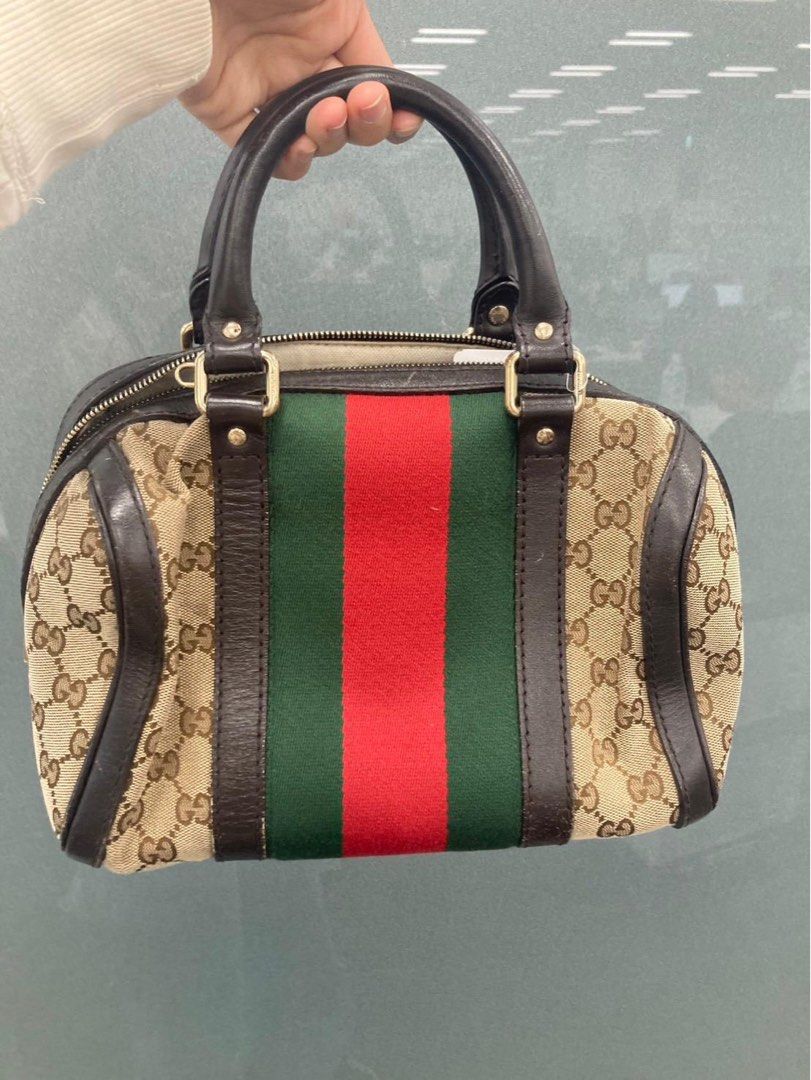 Gucci Sling Bag 💯 Original & Authentic (Category: Luxury Bags & Wallets) located in Caloocan City. Submitted by flamingo_heart04 (Listing ID 1434059767, Image 2). Description: Gucci Bag 💯 Orignal & Authentic Money back if proven fake .