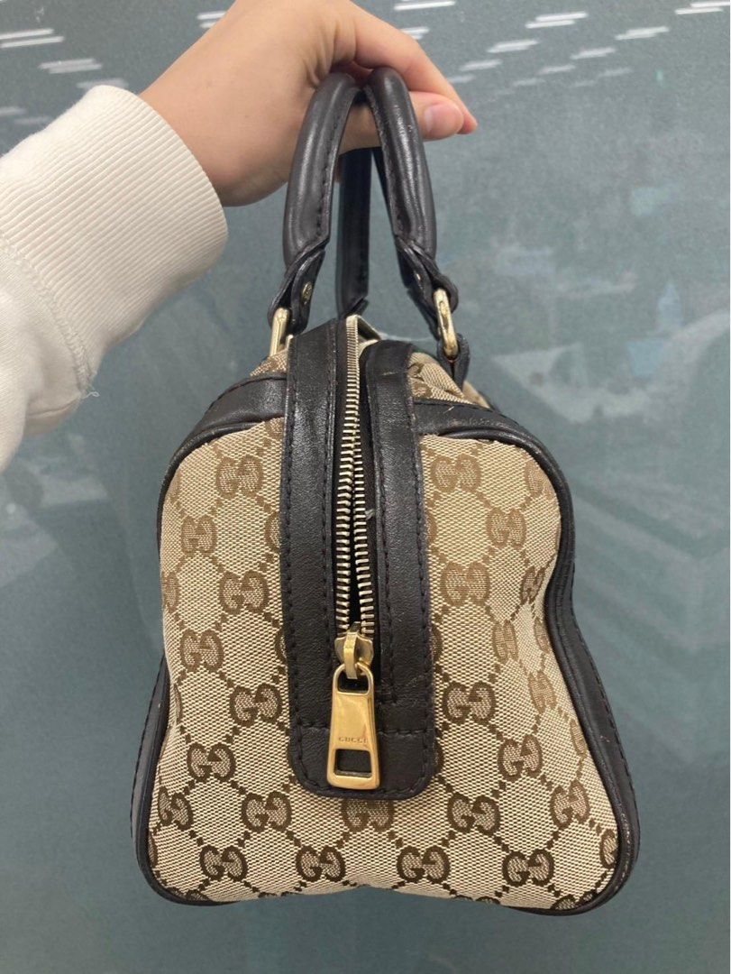 Gucci Sling Bag 💯 Original & Authentic (Category: Luxury Bags & Wallets) located in Caloocan City. Submitted by flamingo_heart04 (Listing ID 1434059767, Image 3). Description: Gucci Bag 💯 Orignal & Authentic Money back if proven fake .