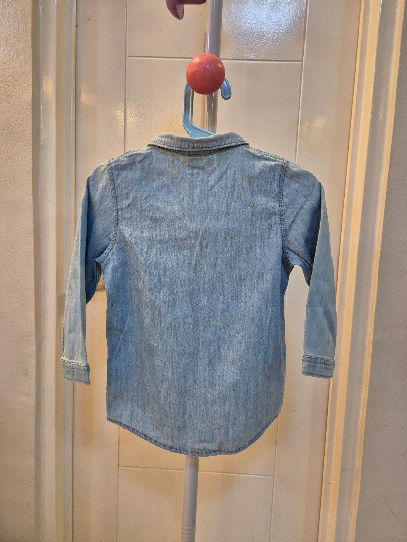 H&M Denim Shirt 2-3Y (Category: Babies & Kids Fashion) located in Bacoor. Submitted by amdeocampo (Listing ID 1434026225, Image 3). Description: - H&M Denim Shirt - Size: 98 (Fits 2-3 year olds) - Color: Light Blue Wash - Features: Classic design, button closures, two front pockets - Perfect for everyday wear Pre-loved, please manage your expectations. There may be lint or slight discoloration due to washing..
