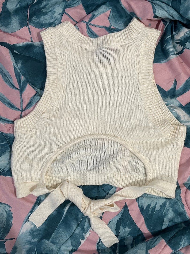 H&M knitted crop tank w/ tie-back (Category: Sleeveless) located in Manila. Submitted by gentlyyours_v (Listing ID 1434036959, Image 2). Description: RFS: Only worn once, decluttering 📍 Location: Metro Manila 🚚 Delivery Options: Lalamove 📦 Shipping fee shouldered by buyer.