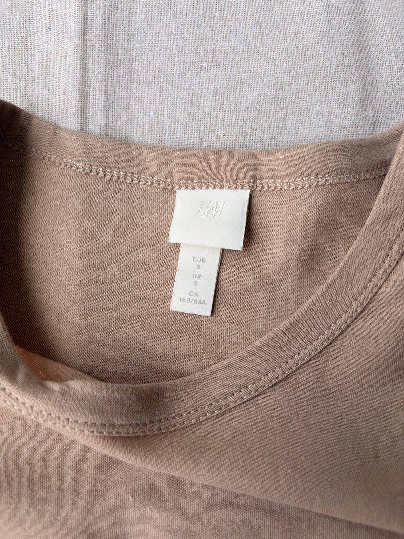 H&M beige puff sleeve top (Category: Shirts) located in Valenzuela. Submitted by andreaaah (Listing ID 1434098487, Image 3). Description: L21 B32.