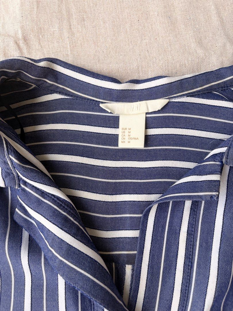 H&M striped long-sleeves (Category: Longsleeves) located in Valenzuela. Submitted by andreaaah (Listing ID 1434093893, Image 3). Description: With a minor thread break on the collar area (barely noticeable) L30 B48.