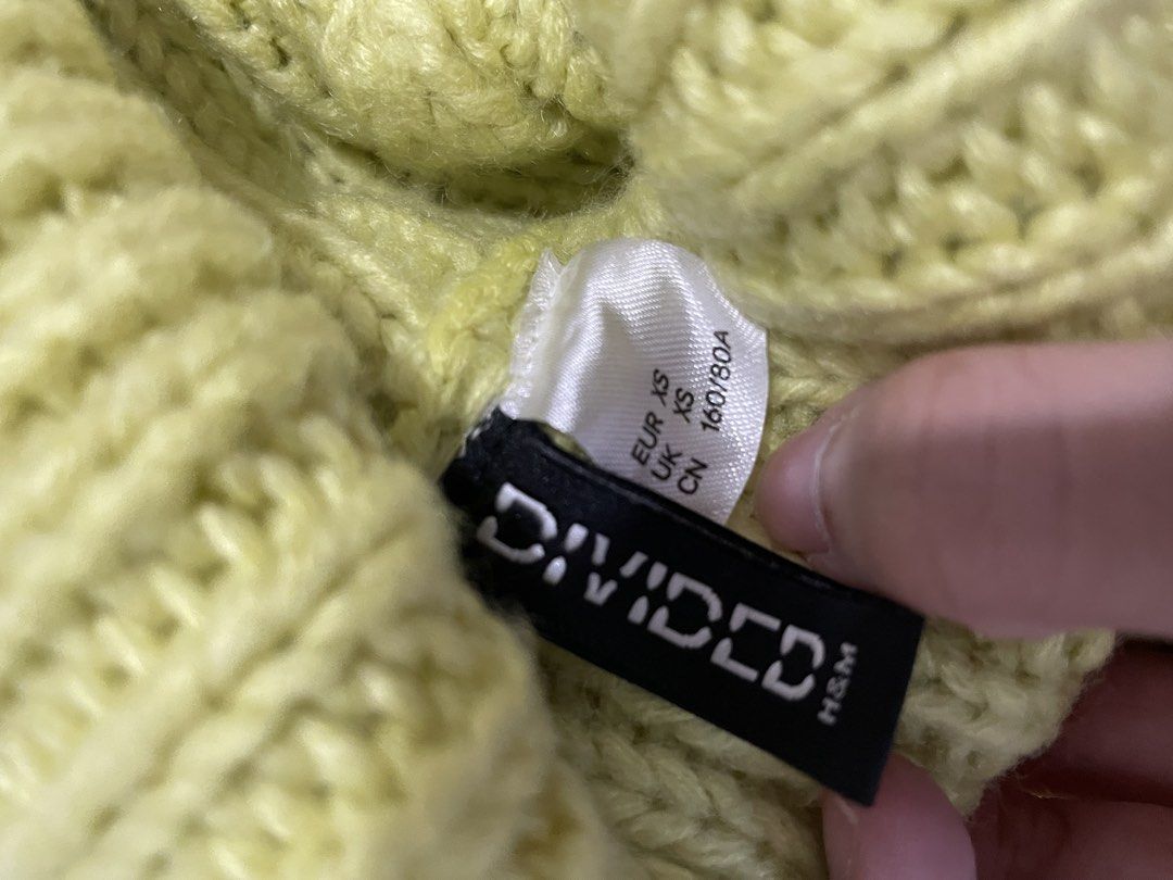 H&M Turtleneck Sweater Chunky Knit (Category: Coats, Jackets and Outerwear) located in Manila. Submitted by gentlyyours_v (Listing ID 1434037823, Image 2). Description: Og price: ₱1k+ !!! 📍 Location: Metro Manila 🚚 Delivery Options: Lalamove 📦 Shipping fee shouldered by buyer.