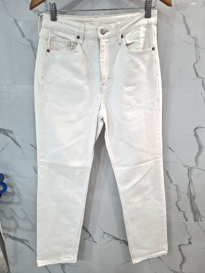 H&M Straight High Waist Jeans (Category: Jeans) located in San Juan City. Submitted by rwongthings (Listing ID 1434005973, Image 1). Description: - H&M Vintage High Waist Jeans - Size: 8 - Features: Button and zipper closure, front and back pockets - Style: Straight leg - Waist 14.5 or 29" when laid flat.