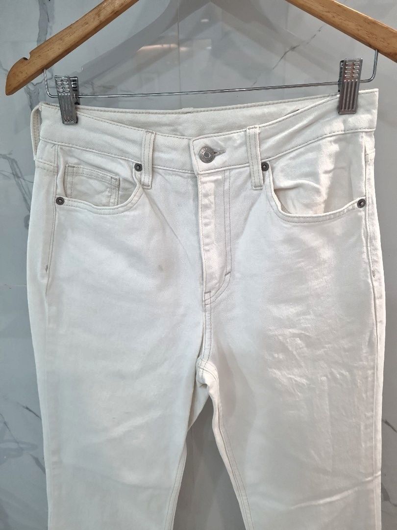 H&M Straight High Waist Jeans (Category: Jeans) located in San Juan City. Submitted by rwongthings (Listing ID 1434005973, Image 2). Description: - H&M Vintage High Waist Jeans - Size: 8 - Features: Button and zipper closure, front and back pockets - Style: Straight leg - Waist 14.5 or 29" when laid flat.