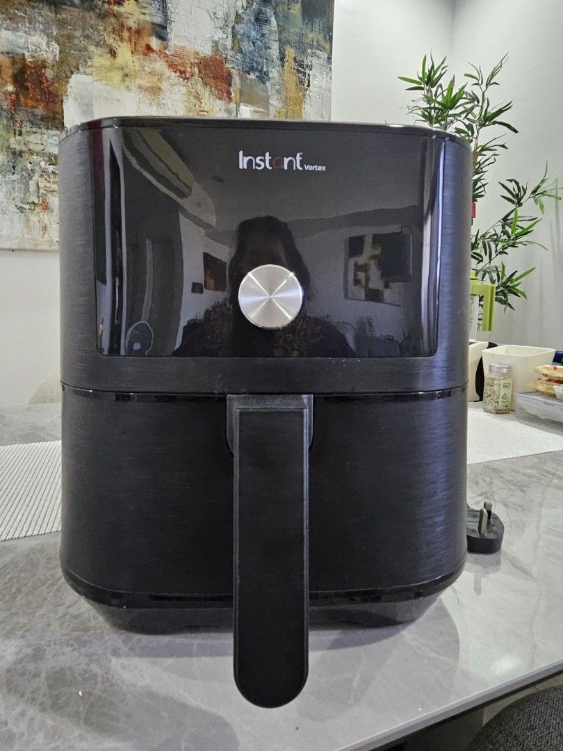 Instant Pot Vortex Air Fryer 6 (Category: Fryers) located in Quezon City. Submitted by asoonie (Listing ID 1434046873, Image 1). Description: - Instant Vortex air fryer - Sleek black design - Digital control panel - Removable basket for easy cleaning - Shows interior, exterior, power cord, and base - Ideal for quick and healthy cooking.