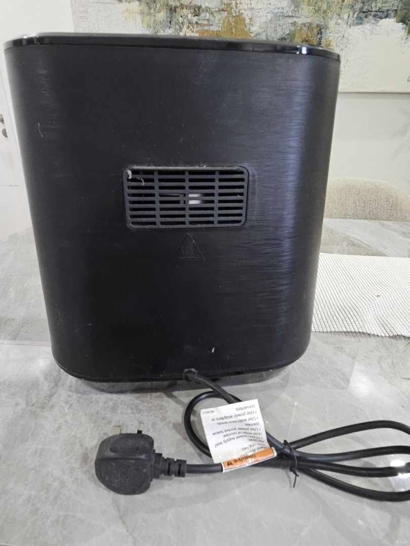 Instant Pot Vortex Air Fryer 6 (Category: Fryers) located in Quezon City. Submitted by asoonie (Listing ID 1434046873, Image 2). Description: - Instant Vortex air fryer - Sleek black design - Digital control panel - Removable basket for easy cleaning - Shows interior, exterior, power cord, and base - Ideal for quick and healthy cooking.