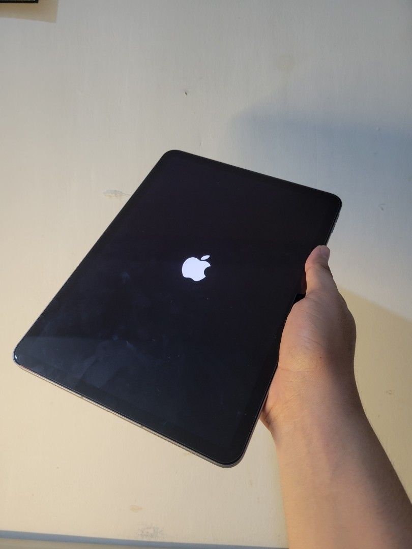 IPAD AIR (m2) 11-inch WIFI USE (Category: iPad) located in Manila. Submitted by garciasean65186 (Listing ID 1434026678, Image 2). Description: IPAD AIR (m2) 11-inch WIFI USE -Wifi Use -Face ID Goods -256GB Storage -battery Health 93% It comes with org charger. Please Kindly Check The actual Pictures This Is Secondhand ipad All Goods No history Of repair Ready To Use Payment Via BPI / Cash Pass kong babaratin mopa.😝.