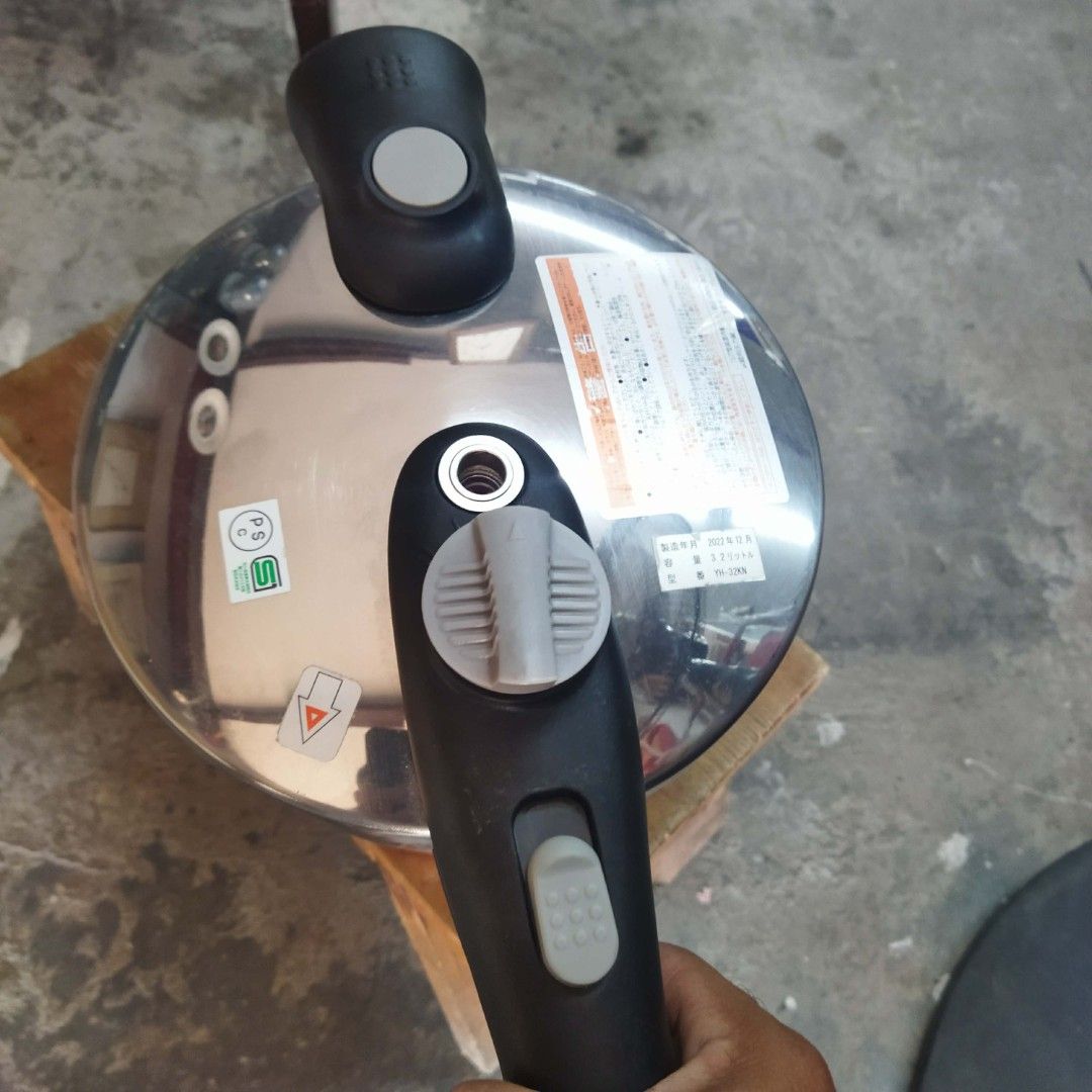 Japan pressure cooker 3.2L (Category: Cookware & Accessories) located in Cavite. Submitted by sevillajoh71978 (Listing ID 1434061376, Image 1). Description: Japan surplus stainless steel pressure cooker lightly used makinis malinis.
