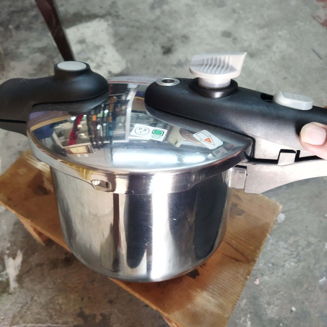 Japan pressure cooker 3.2L (Category: Cookware & Accessories) located in Cavite. Submitted by sevillajoh71978 (Listing ID 1434061376, Image 2). Description: Japan surplus stainless steel pressure cooker lightly used makinis malinis.
