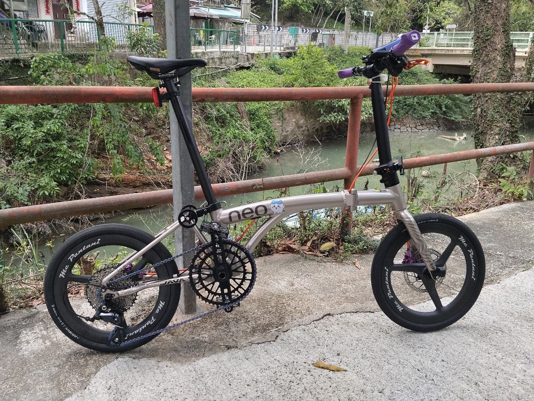 Java neo 3 （分類：單車）位於 Hong Kong。 由 storia 提交（商品編號 1433978496，圖片 2）。簡介： Java neo 3 349摺車 已改配件如下 odi紫色把套，toseek560mm碳前把，toseek580mm碳坐管，toseek 143mm碳坐位 mc pantani 碳三刀配arisun 120tpi iii pro 立缸手制，更换ez mtb k20油管。前160後140 配iipro 紫4 傘油刹 cruz 165mm曲柄配wuzei 53/39 gub 陶瓷中軸 原裝shimano sora 腳更换enlee 陶瓷度輪sunshine 11-40 飛輪381gm vg sport 11速 全鏤空幻彩鏈 fearless 碳腳踏 全車8.xx kg 我可加錢換java neo j air。