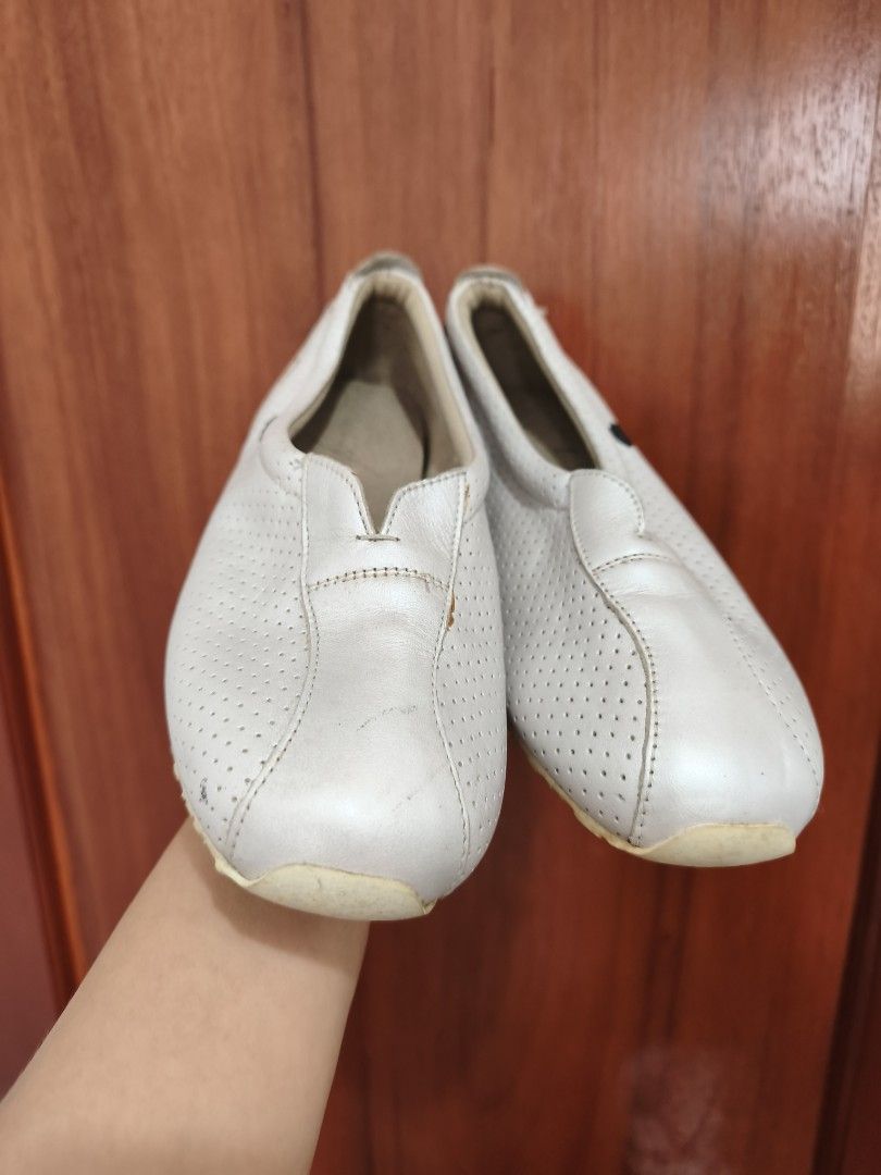 Lacoste Muse Perforated Flats (Category: Flats & Sandals) located in Batac City. Submitted by cletzdeclutter (Listing ID 1434082576, Image 1). Description: - Lacoste flats - Color: Light Grey - Design: Perforated - Features Lacoste logo - Bow detail at the back - Size: USA 6, UK 4, EUR 37, JPN 230 - Flaw: stains (can be seen on last 3 photos) Refer to photos for the item's condition Please manage expectations when buying preloved items. Bawal sa 