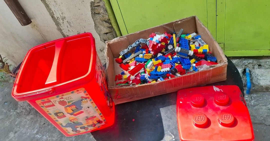 LEGO Classic Bricks (Category: Lego & Building Sets) located in Quezon City. Submitted by vanessaqu83110 (Listing ID 1434172281, Image 2). Description: - LEGO Classic bricks set - Includes a variety of colors and sizes - Features standard and specialized pieces - Comes with a red LEGO storage container - Includes a red lid - Ideal for creative building and play.