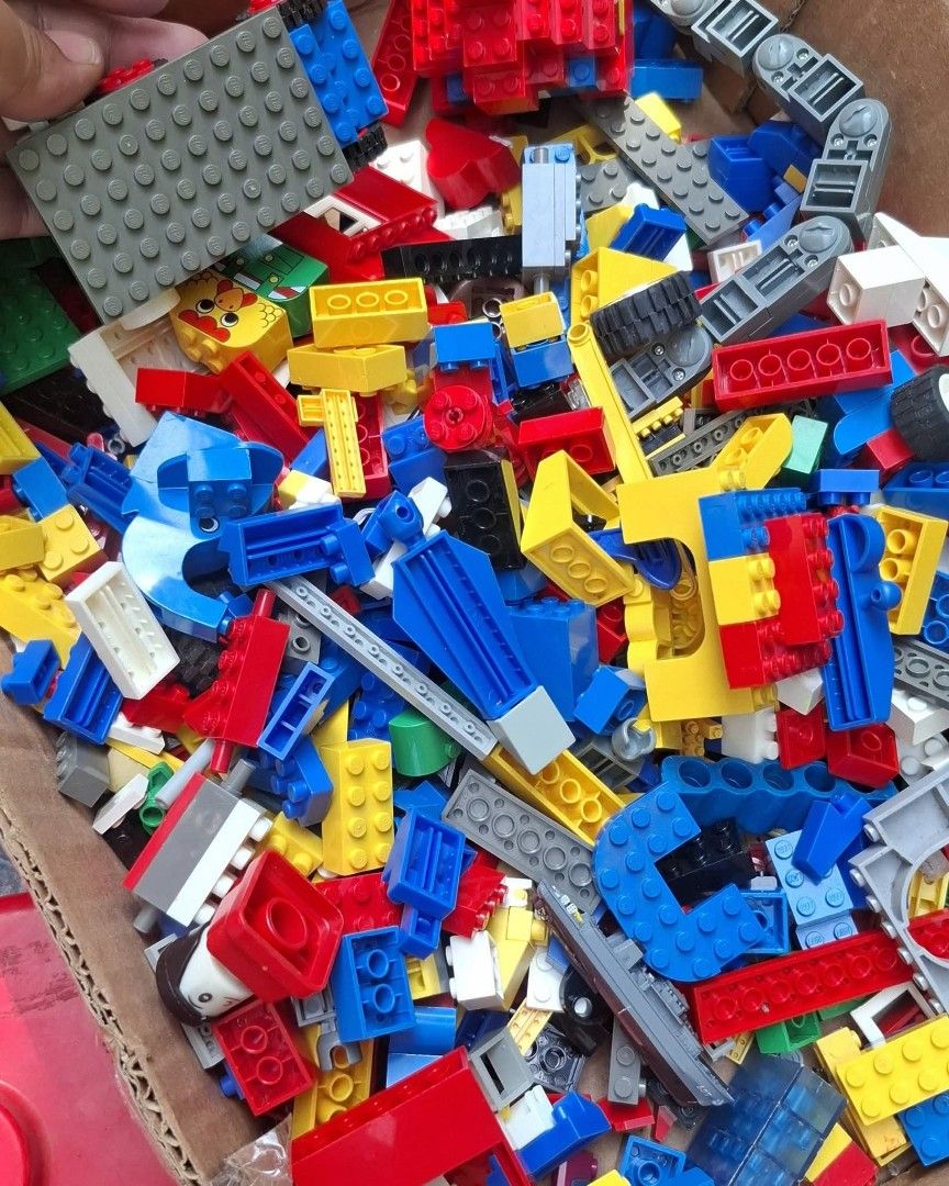 LEGO Classic Bricks (Category: Lego & Building Sets) located in Quezon City. Submitted by vanessaqu83110 (Listing ID 1434172281, Image 3). Description: - LEGO Classic bricks set - Includes a variety of colors and sizes - Features standard and specialized pieces - Comes with a red LEGO storage container - Includes a red lid - Ideal for creative building and play.