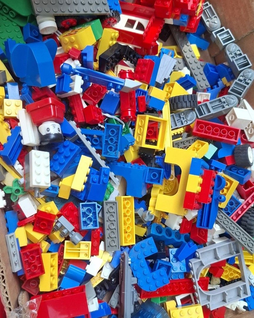 LEGO Classic Bricks (Category: Lego & Building Sets) located in Quezon City. Submitted by vanessaqu83110 (Listing ID 1434172574, Image 3). Description: - LEGO Classic bricks set - Includes a variety of colors and sizes - Comes with a red LEGO storage container - Features standard and specialized pieces - Perfect for building and creative play - Suitable for kids and adults.