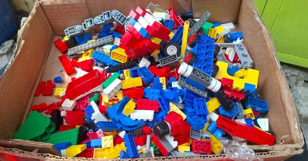 LEGO Classic Bricks (Category: Lego & Building Sets) located in Quezon City. Submitted by vanessaqu83110 (Listing ID 1434172574, Image 1). Description: - LEGO Classic bricks set - Includes a variety of colors and sizes - Comes with a red LEGO storage container - Features standard and specialized pieces - Perfect for building and creative play - Suitable for kids and adults.