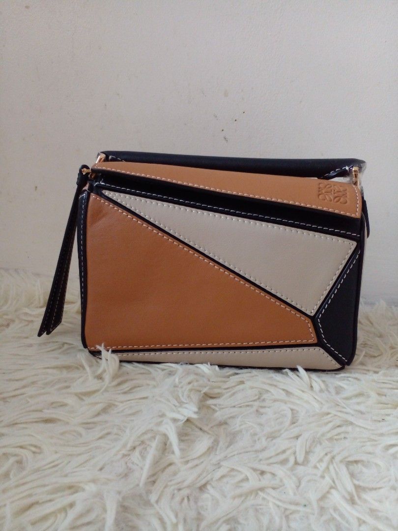 FLASH SALE! Loewe Puzzle Mini (Category: Luxury Bags & Wallets) located in Paranaque City. Submitted by raenjavi (Listing ID 1433979563, Image 1). Description: Php2800.
