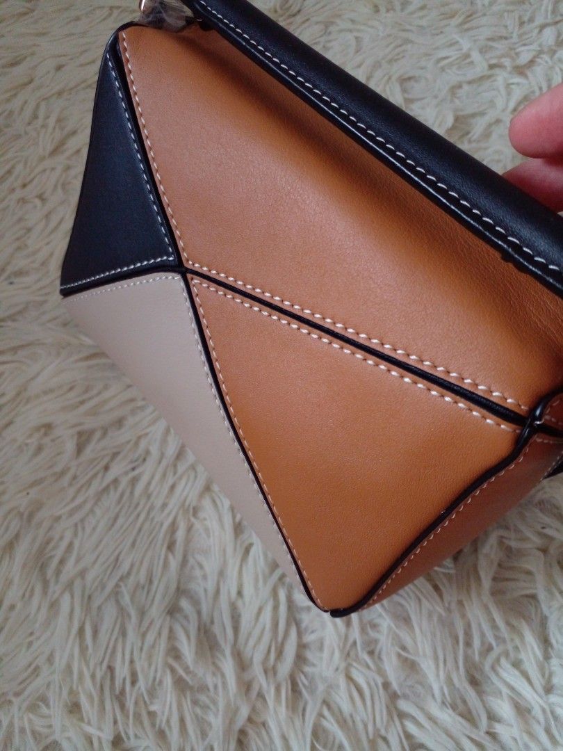 FLASH SALE! Loewe Puzzle Mini (Category: Luxury Bags & Wallets) located in Paranaque City. Submitted by raenjavi (Listing ID 1433979563, Image 2). Description: Php2800.