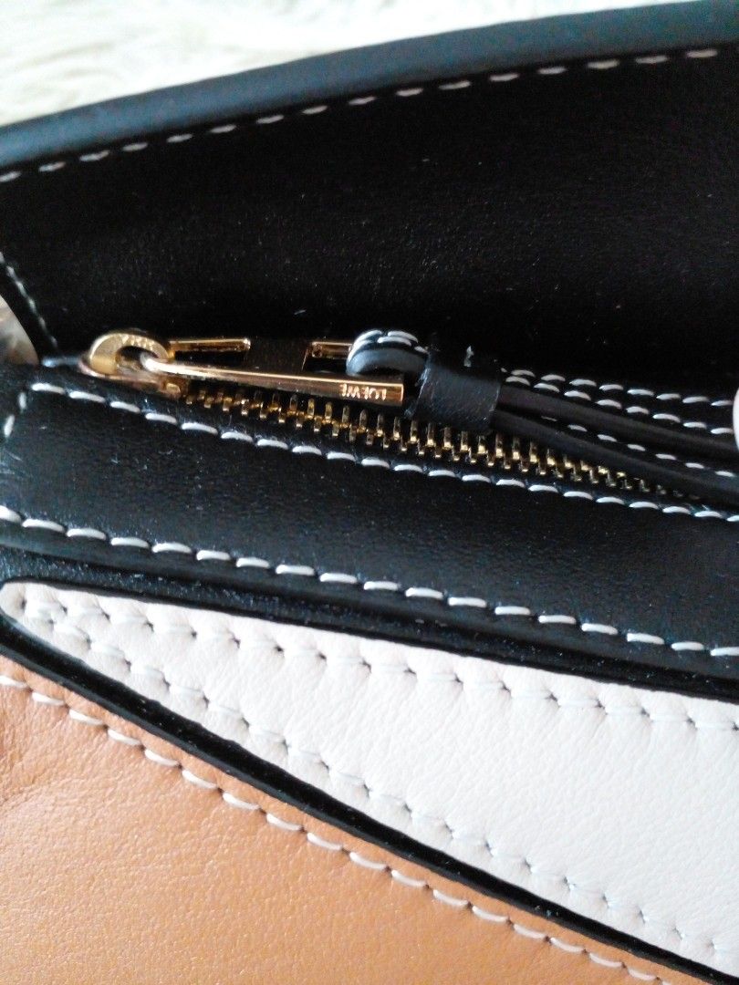 FLASH SALE! Loewe Puzzle Mini (Category: Luxury Bags & Wallets) located in Paranaque City. Submitted by raenjavi (Listing ID 1433979563, Image 3). Description: Php2800.