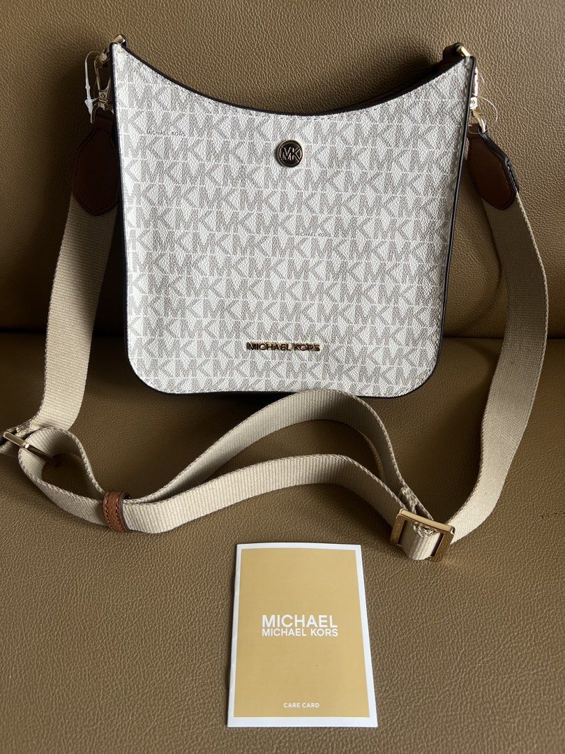 Michael Kors Briley bag small (Category: Luxury Bags & Wallets) located in Quezon City. Submitted by felizdoss (Listing ID 1434015016, Image 1). Description: Brand new with tags. RFS: decluttering.