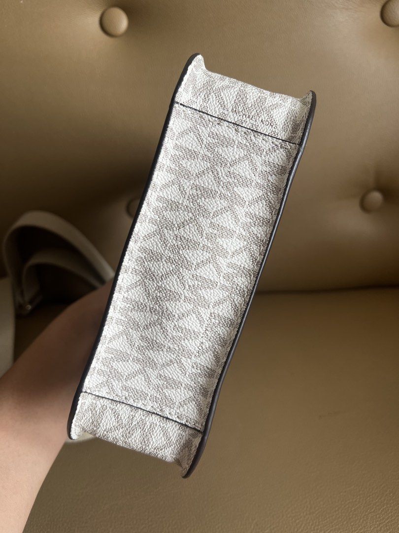 Michael Kors Briley bag small (Category: Luxury Bags & Wallets) located in Quezon City. Submitted by felizdoss (Listing ID 1434015016, Image 3). Description: Brand new with tags. RFS: decluttering.