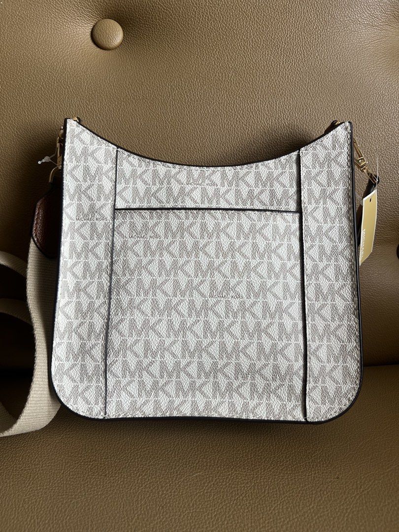 Michael Kors Briley bag small (Category: Luxury Bags & Wallets) located in Quezon City. Submitted by felizdoss (Listing ID 1434015016, Image 2). Description: Brand new with tags. RFS: decluttering.