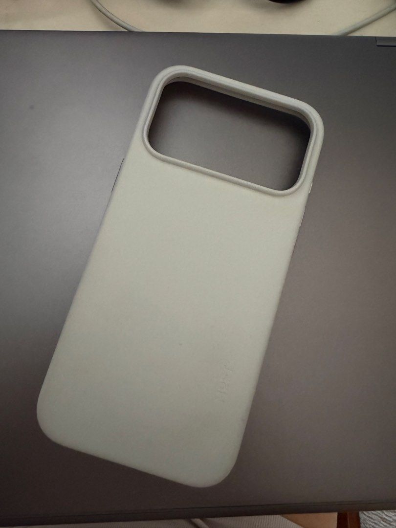 Moft Movas Snap Case for Iphone 17 Pro Max in Misty Cove (Category: Cases & Sleeves) located in Quezon City. Submitted by _bellec (Listing ID 1426636653, Image 3). Description: Complete inclusions, with box Has a tiny ballpen park at the top Very lightly used, fitted only, almost brand new Color: Misty Cove.