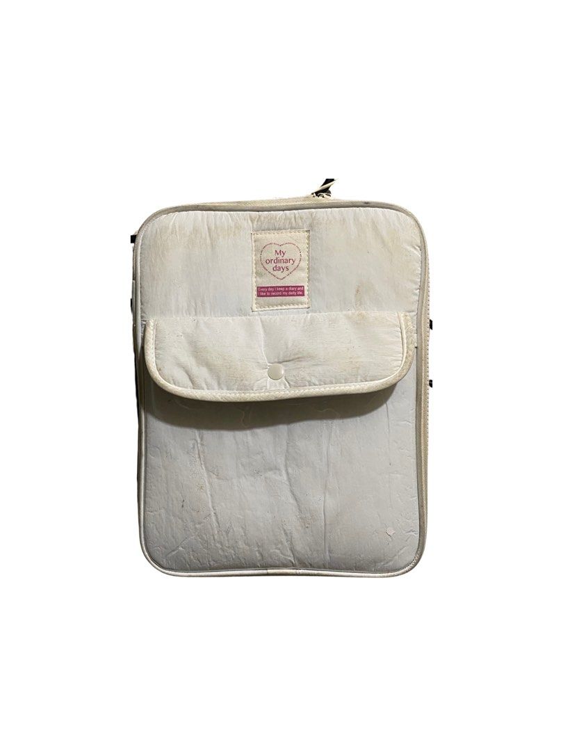 My Ordinary Days Ipad Sleeve (Category: Laptop Bags & Sleeves) located in Caloocan City. Submitted by wisetiger-5bda (Listing ID 1434071735, Image 1). Description: - White ipad sleeve - Features a clear front pocket - Zipper closure - Includes a "My ordinary days" tag - Protects laptop from scratches and minor impact - Needs cleaning - Perfect for everyday use.