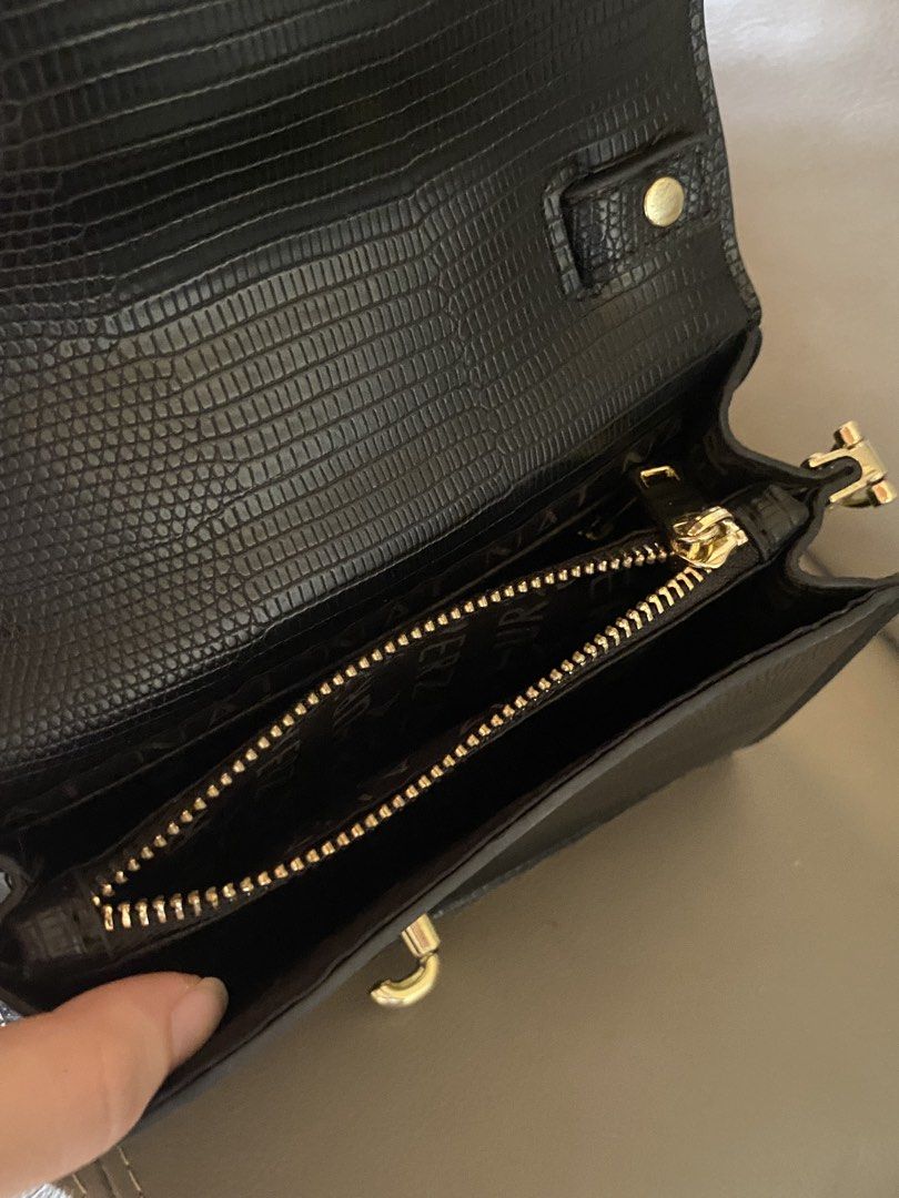 Naturalizer Black Purse (Category: Purses & Pouches) located in Tagbilaran City. Submitted by rianena (Listing ID 1433983040, Image 3). Description: bought from UAE. comes with crossbody sling. perfect for events where you don’t carry much or for small bag girlies..