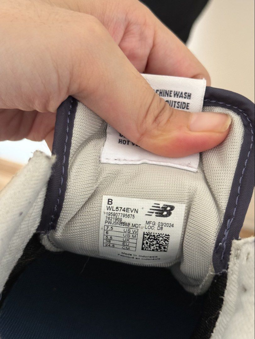 New Balance 574 Navy Blue Sneakers (Category: Sneakers) located in Pasig City. Submitted by jst.kth (Listing ID 1434066223, Image 3). Description: rfs: not using cos it’s small on me. need funds.