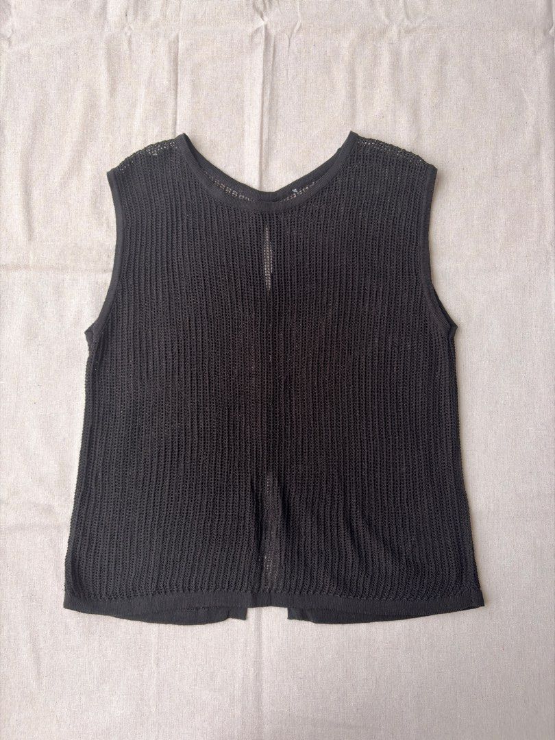 Open knit top with back button closure (Category: Sleeveless) located in Valenzuela. Submitted by andreaaah (Listing ID 1434106285, Image 2). Description: L22 B34.