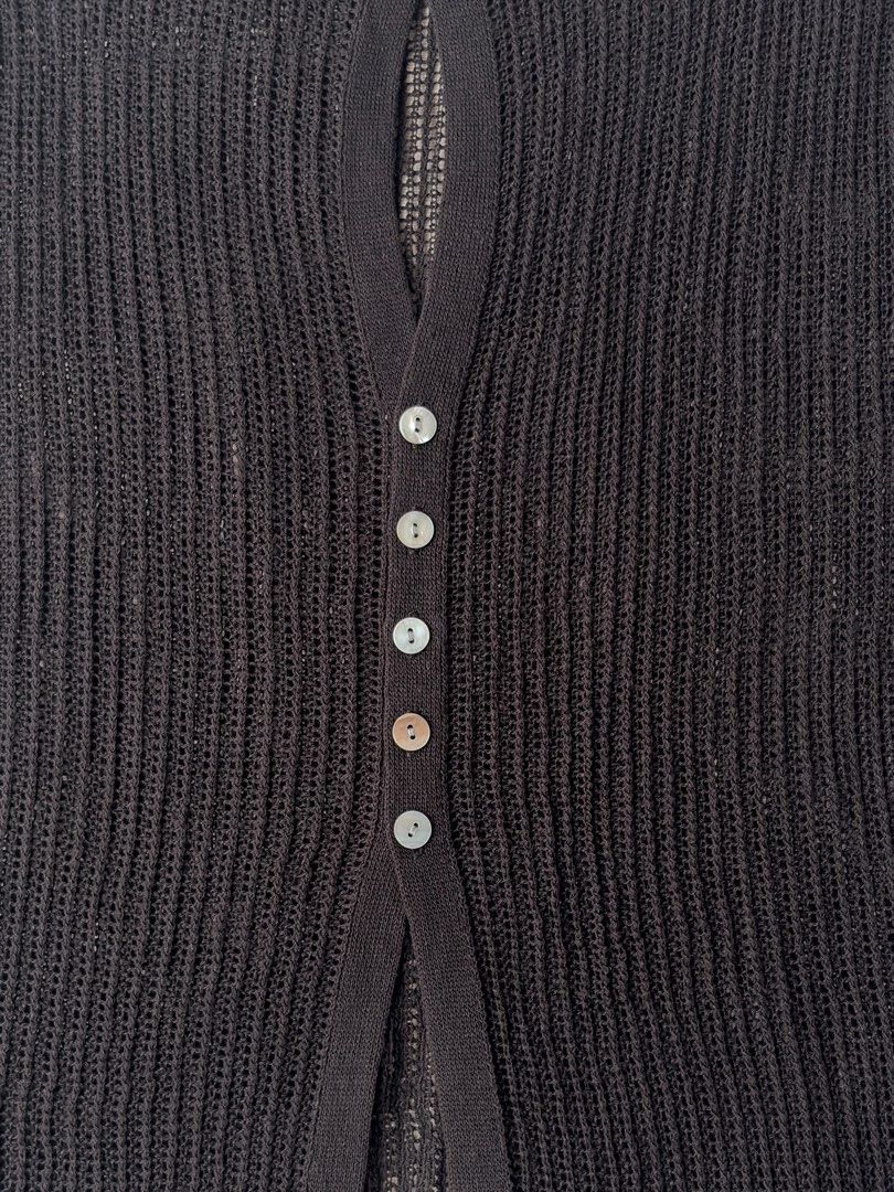 Open knit top with back button closure (Category: Sleeveless) located in Valenzuela. Submitted by andreaaah (Listing ID 1434106285, Image 3). Description: L22 B34.