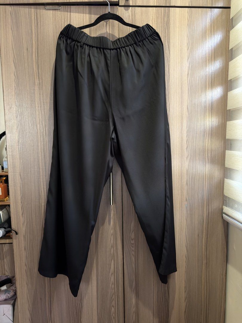 Plus Size Black Wide Leg Pants 1XL (Category: Other Bottoms) located in Cainta. Submitted by charkivesells (Listing ID 1434073088, Image 2). Description: - Black wide-leg pants - Size: 1XL - Features an elastic waistband - Measurements: - Waist: 54 - Hips: 61 - Length: 106 - Made in China - Smooth, possibly satin-like texture - Versatile for various occasions ⚠️ Dimensions in photos (in CM) MOP: gcash/maya/gotyme MOD: lalamove/ggx/j&t - ⚠️free de