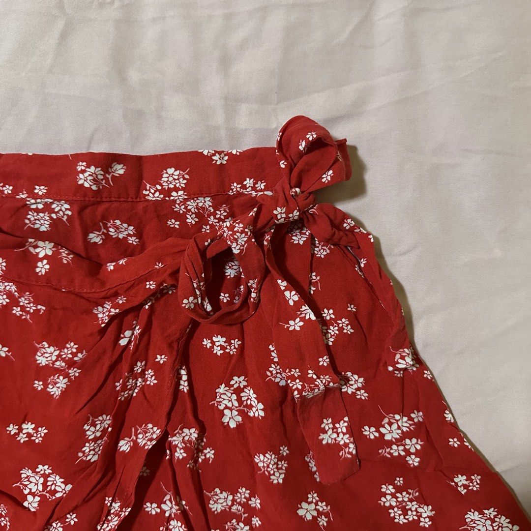 Red Floral Tie Wrap Around Skirt (Category: Skirts) located in Bacoor. Submitted by aquacity_ph (Listing ID 1434073694, Image 2). Description: Red Floral Tie Wrap Around Skirt 📎 Size is too small for me now Send a message for more questions! 📍Meetup/ Pickup Sm Molino or nearby areas !!! For orders 3 and above = FREE DELIVERY FEE !!!.