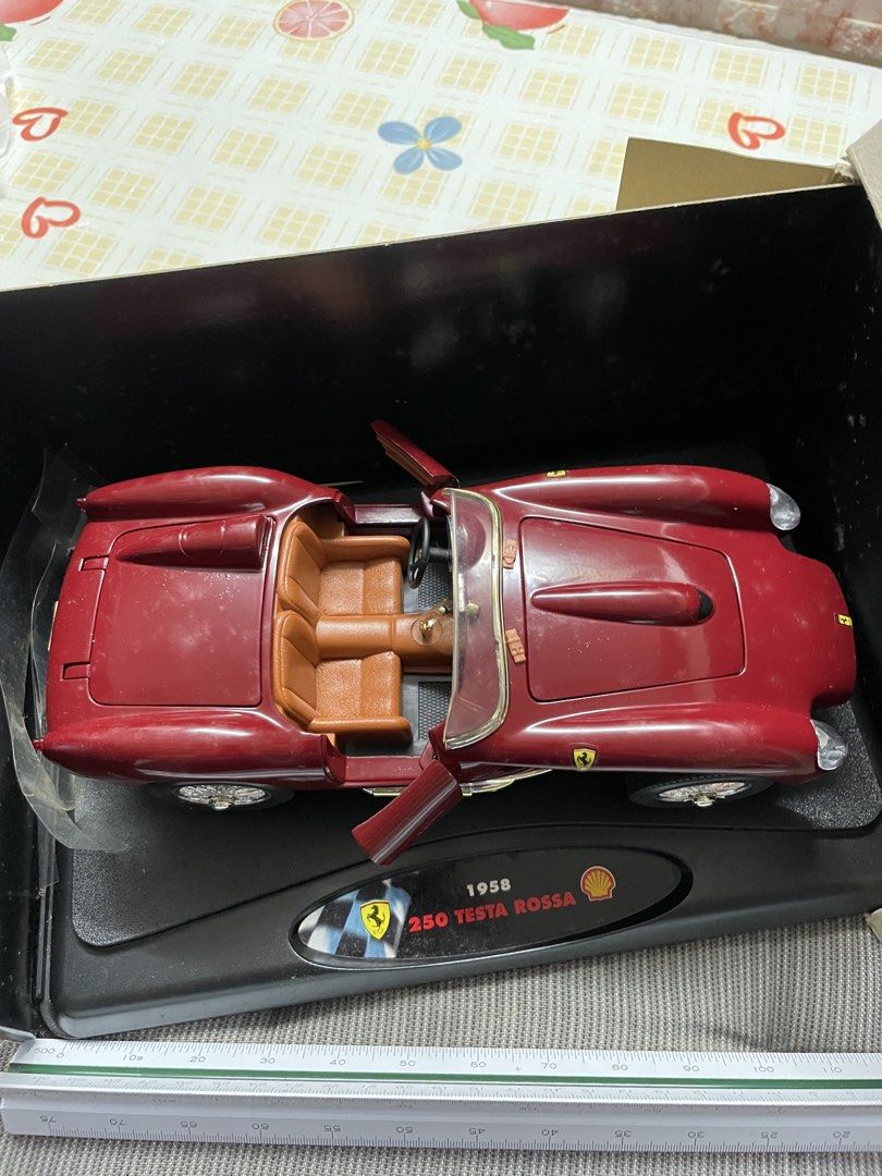 SHELL Classico （分類：復古收藏品）位於 Hong Kong。 由 winniechan0166 提交（商品編號 1434057335，圖片 3）。簡介： SHELL Classico 1958 250 Testa Rossa &Road Fuel pump 全新連盒未拆，保養好，放在飾物櫃多年，像鞋盒般、紙盒有少少花，但模型全新，時間地點可互就，地鐵沿線或可順豐到付 斷捨離 跟隨多年。