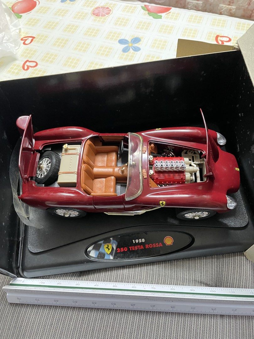 SHELL Classico （分類：復古收藏品）位於 Hong Kong。 由 winniechan0166 提交（商品編號 1434057335，圖片 2）。簡介： SHELL Classico 1958 250 Testa Rossa &Road Fuel pump 全新連盒未拆，保養好，放在飾物櫃多年，像鞋盒般、紙盒有少少花，但模型全新，時間地點可互就，地鐵沿線或可順豐到付 斷捨離 跟隨多年。