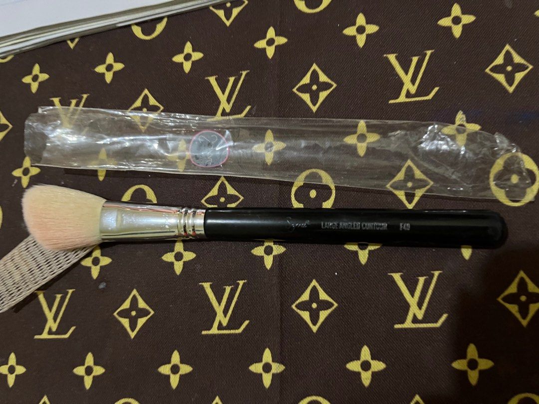 Sigma F40 contour/blush brush (Category: Makeup) located in Cavite. Submitted by ekasbeautyandtoysroom (Listing ID 1434135067, Image 1). Description: Preloved authentic sigma beauty brush Perfect for countouring and for blush too Great addition to your make up brush collection .