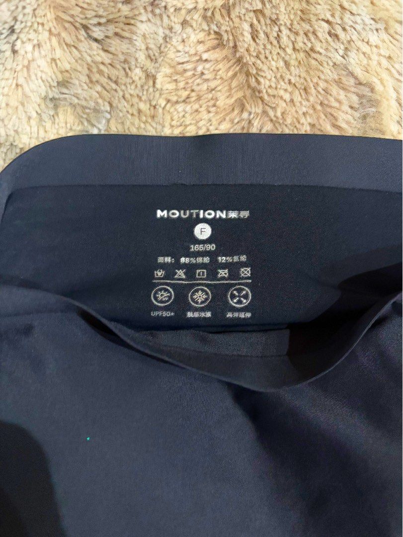 Tank top seamless (Category: Activewear) located in Hagunoy. Submitted by declutterwine (Listing ID 1434061158, Image 2). Description: Almost new Fits bust 32-35 Seamless Decluttering.