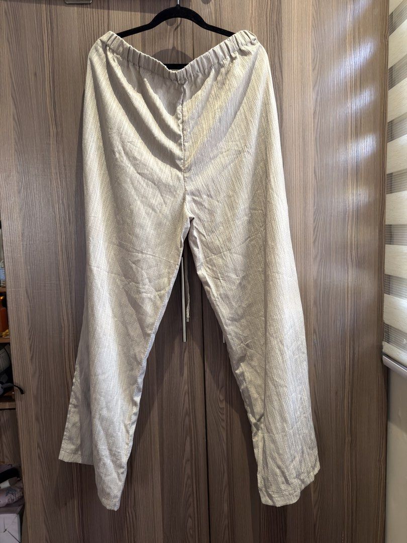 Wide Leg Linen Pants Taupe (Category: Other Bottoms) located in Cainta. Submitted by charkivesells (Listing ID 1434073745, Image 3). Description: - Wide-leg design - Drawstring waist for comfort - Made of light, textured fabric - Relaxed fit - Versatile neutral color - Measurements: W60 H60 L106 ⚠️ Dimensions in photos (in CM) MOP: gcash/maya/gotyme MOD: lalamove/ggx/j&t - ⚠️free delivery if getting 3 or more LOC: Cainta, Rizal.