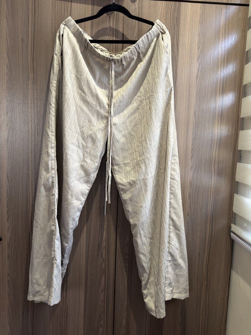 Wide Leg Linen Pants Taupe (Category: Other Bottoms) located in Cainta. Submitted by charkivesells (Listing ID 1434073745, Image 1). Description: - Wide-leg design - Drawstring waist for comfort - Made of light, textured fabric - Relaxed fit - Versatile neutral color - Measurements: W60 H60 L106 ⚠️ Dimensions in photos (in CM) MOP: gcash/maya/gotyme MOD: lalamove/ggx/j&t - ⚠️free delivery if getting 3 or more LOC: Cainta, Rizal.