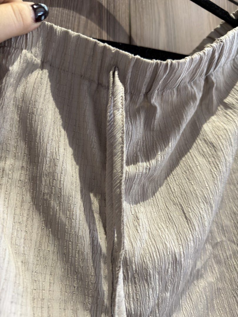 Wide Leg Linen Pants Taupe (Category: Other Bottoms) located in Cainta. Submitted by charkivesells (Listing ID 1434073745, Image 2). Description: - Wide-leg design - Drawstring waist for comfort - Made of light, textured fabric - Relaxed fit - Versatile neutral color - Measurements: W60 H60 L106 ⚠️ Dimensions in photos (in CM) MOP: gcash/maya/gotyme MOD: lalamove/ggx/j&t - ⚠️free delivery if getting 3 or more LOC: Cainta, Rizal.