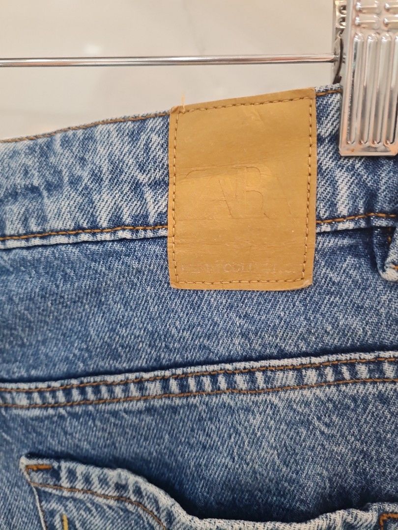 Zara High Waist Mom Jeans (Category: Jeans) located in San Juan City. Submitted by rwongthings (Listing ID 1434004548, Image 3). Description: - Zara mom jeans - Store Bought - Size 6 (EUR 38, MEX 28) - Button closure - Classic five-pocket design - Distressed detail - Made in Pakistan.