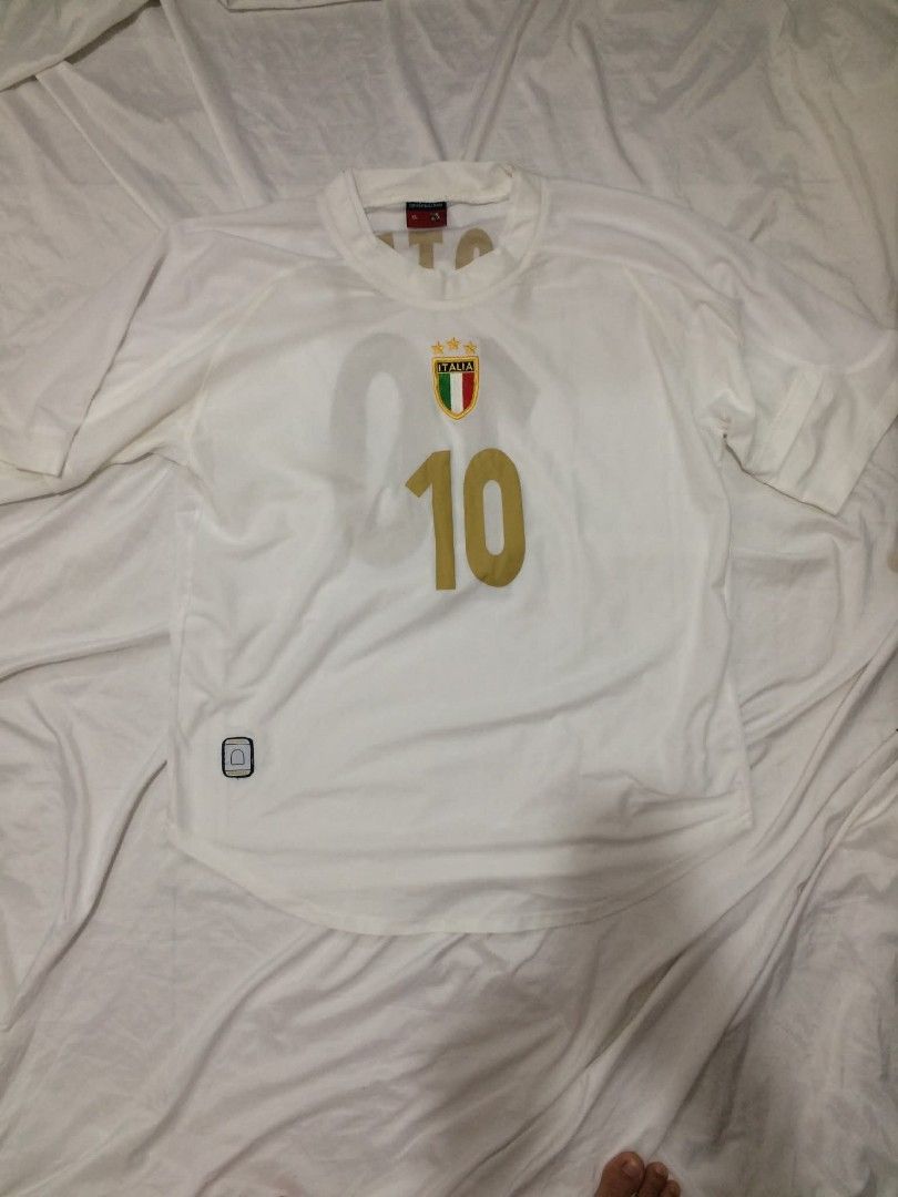 2000s Italy Totti Baggy Jersey (Category: Activewear) located in Davao. Submitted by bulletproofssoul (Listing ID 1431928892, Image 1). Description: sf should be covered by buyer message for more details already washed and cleaned price is negotiable MEASURMENTS: Pit to pit: 24" Length: 30" Shoulder to shoulder: 17" Sleeve: 15".