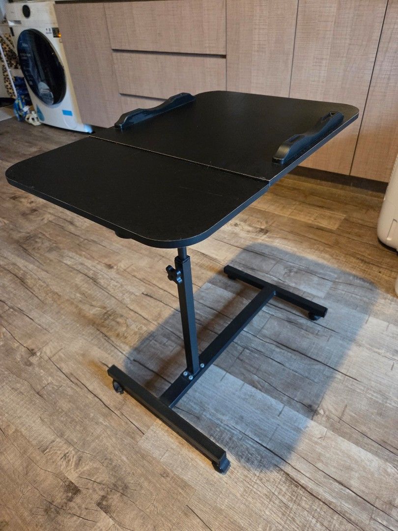 Adjustable table439465925600225280