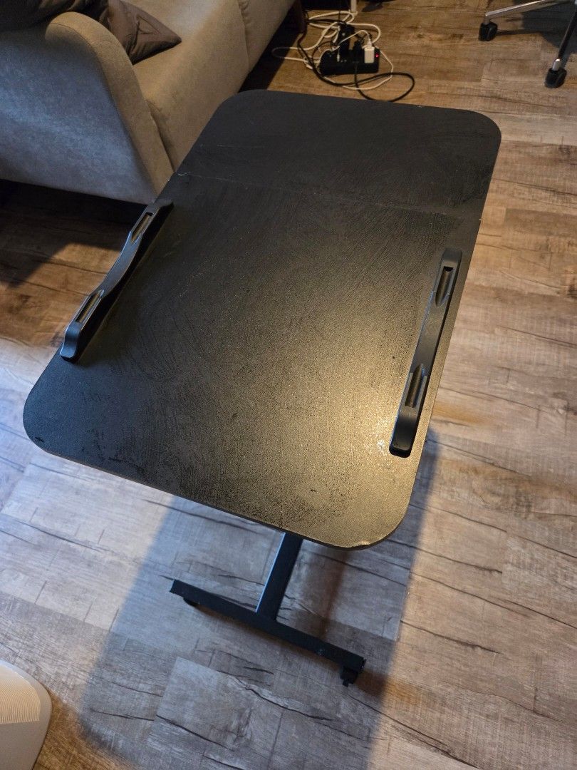 Adjustable table439465925600225281