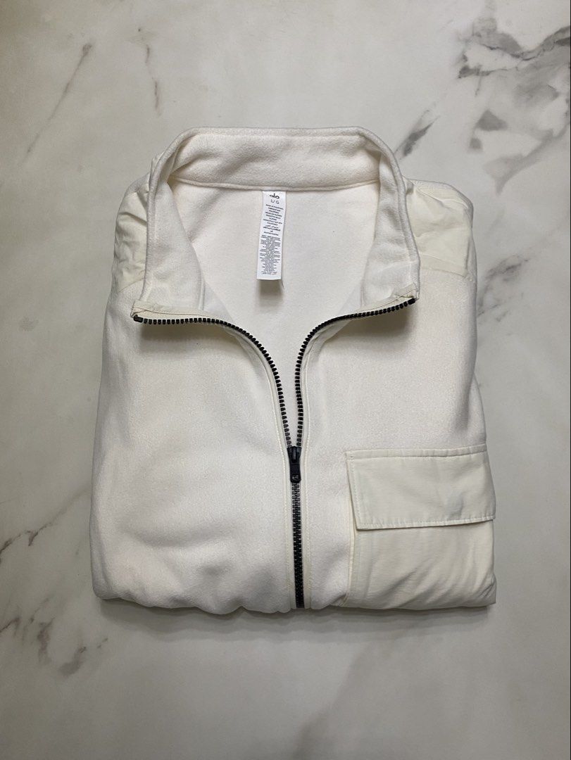 Alo Jacket (Category: Coats, Jackets and Outerwear) located in Cainta. Submitted by skywlker (Listing ID 1434189913, Image 1). Description: - Alo Polar Fleece Ridge Full Zip Jacket - Color: Ivory/Cream - Size: Large to XL -Tag is still intact 🏷️ Unisex Features: - Full zip closure - Front pocket - Alo logo on sleeve Bought from UAE🇦🇪 with invoice reciept for proof. Will send for sure buyers. Rfs: too big for me.